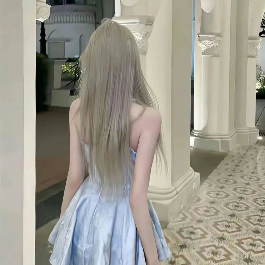 照片里的伴娘